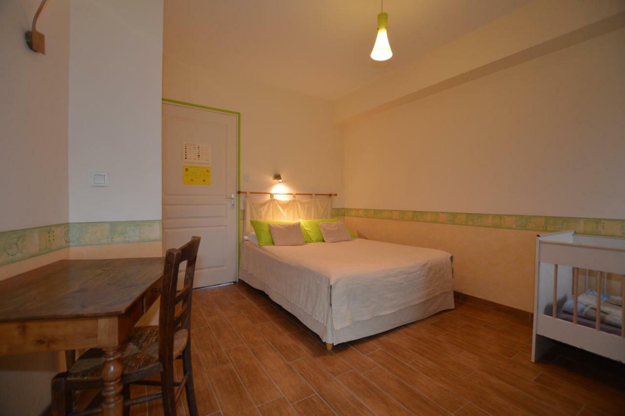 La Roche Bed & Breakfast Saint-Etienne-en-Cogles Екстериор снимка